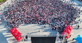 Kocaeli'de binlerce kişi milli maçı dev ekranda izledi
