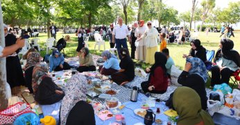 Darıcalı kadın kursiyerler piknikte bir araya geldi