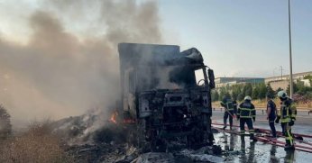 Kocaeli'de saman yüklü tırın römorkunda çıkan yangın mahalleyi sardı