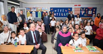 Vali Aktaş, Kartepe'de Karne Heyecanına Ortak Oldu 