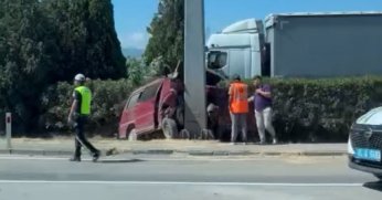Panelvan Tabelaya Çarptı: Yaralılar Var!