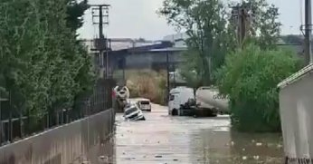 Sağanak Nedeniyle Araçlar Mahsur Kaldı 