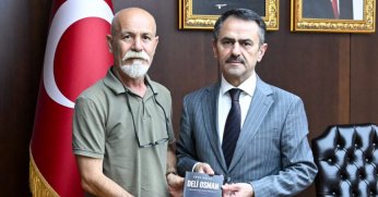 Kocaeli Gazeteciler Cemiyeti Başkan Yardımcısı Polat Kitabını Vali Aktaş’a Takdim Etti 
