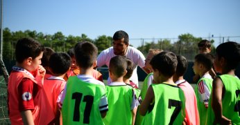 Çayırovalı çocuklar, yaz tatilini sporla iç içe geçiriyor 