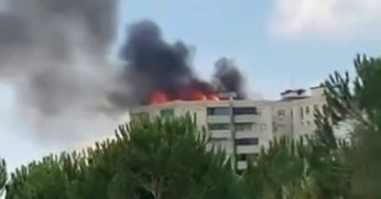 Bina çatısı alevlere teslim oldu