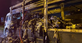 Seyir halindeki kamyon alev aldı