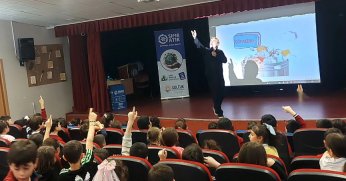 Gölcük’te öğrenciler geri dönüşümle tanıştı