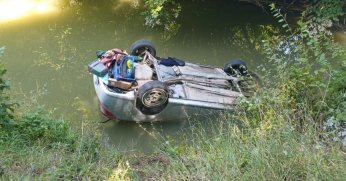 Otomobil dereye yuvarlandı, sürücü yaralandı