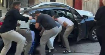 Otomobil çarptı: Çocuk aracın altında kaldı!