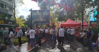 Özgür Özel İzmit’e geliyor! Vatandaşlar yağmura rağmen bekliyor