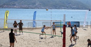 Derince'de plaj voleybolu heyecanı başladı