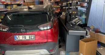 Fren yerine gaza basınca otomobiliyle markete daldı 