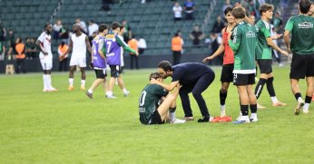 Selçuk İnan, Berkan Kutlu’yu maç sonu alnından öptü