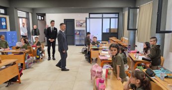 Vali İlhami Aktaş, güne okul ziyaretleri ile başladı