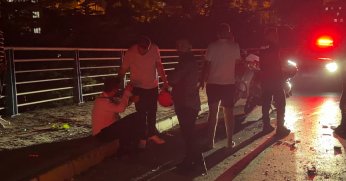  Virajı alamayan belediye otobüsü iki araca çarptı! 