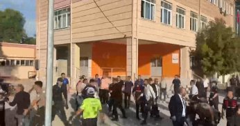 Okul önünde silahlı saldırı: Yaralı öğrenciler var!