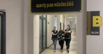 Babasını öldüren annesinin gözyaşlarını mahkeme salonunda sildi