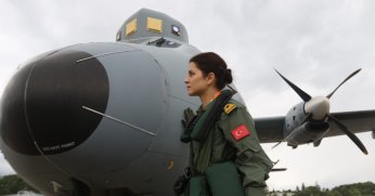 Türk Deniz Kuvvetleri'nin ilk kadın uçak pilotu oldu