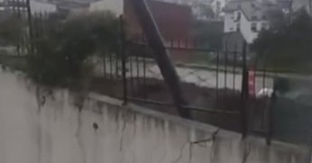 Dev istinat duvarı yerle bir oldu
