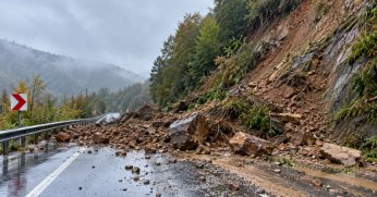 Kandıra-İzmit yolunda heyelan: Alternatif güzergah açıldı 