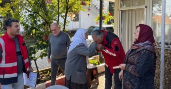 Kartepe Belediyesi selden etkilenen vatandaşları yalnız bırakmadı 