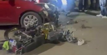 Otomobil ile motosiklet çarpıştı: Havaya savruldu!