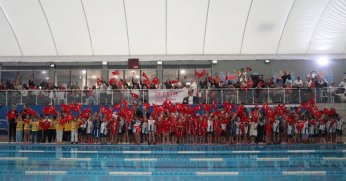 İzmit’te Cumhuriyet Bayramı için 125 minik sporcu kulaç attı