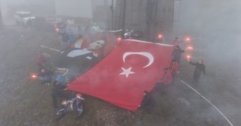 Şanlı Türk bayrağı elden ele Kartepe'nin zirvesine taşındı 