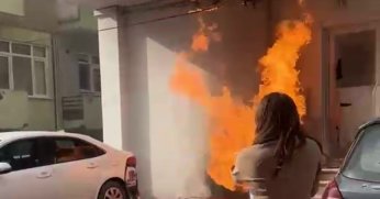 İzmit’te film gibi anlar: Doğal gaz kutusu alev aldı