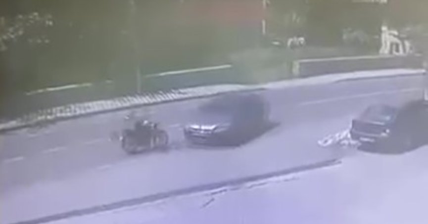 Otomobille çarpışan motosikletlinin kaza anı kameraya yansıdı