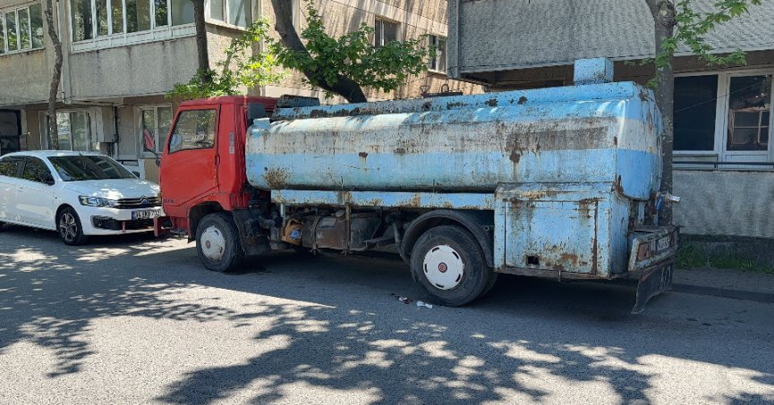 Park halindeki su tankerine çarpan scooter sürücüsü yaralandı