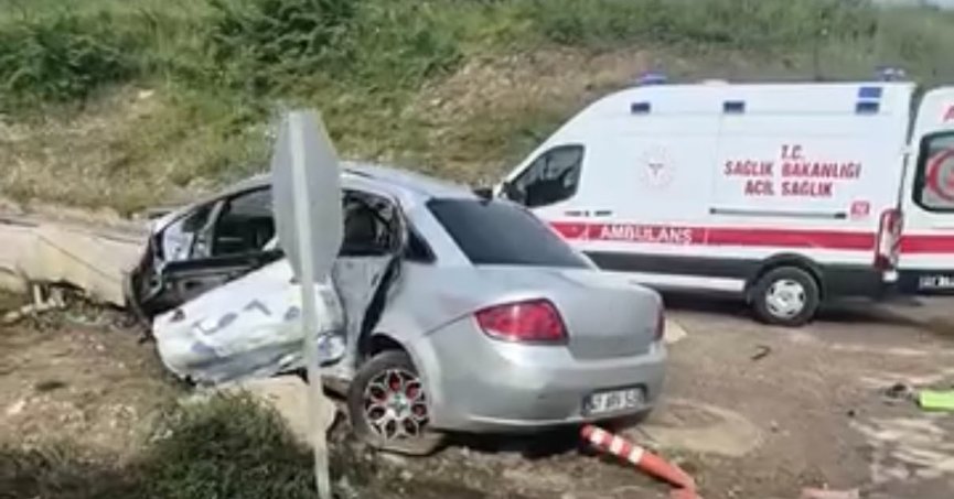 Otomobil ile belediye otobüsü çarpıştı: 3 yaralı