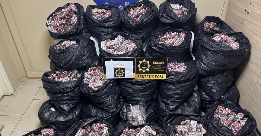 Kamyonetin kasasından 300 bin sentetik ecza hap ele geçirildi