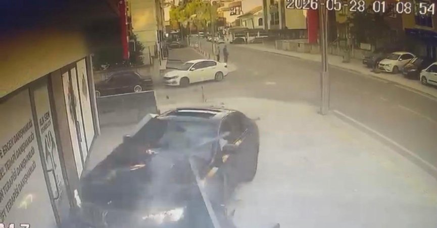 Kontrolden çıkan otomobil, danışmanlık merkezine daldı