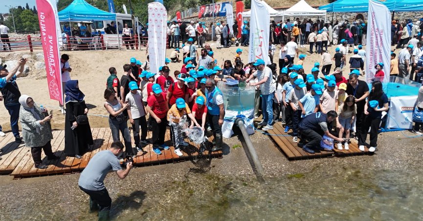 İzmit Körfezi'ne 100 yapay resif ve 6 bin yavru balık bırakıldı