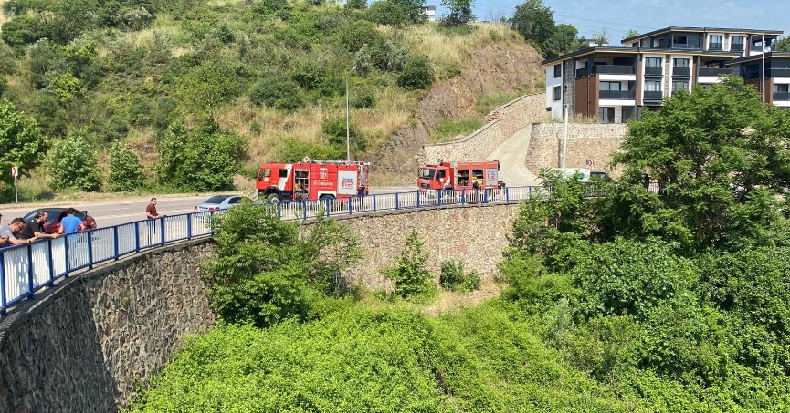 Aracın Direksiyonu Kitlendi, 80 Metrelik Uçurumdan Yuvarlandı !