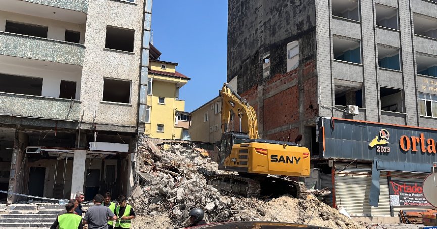 Gebzede 4 kişiye mezar olan yapının yıkımına başlandı
