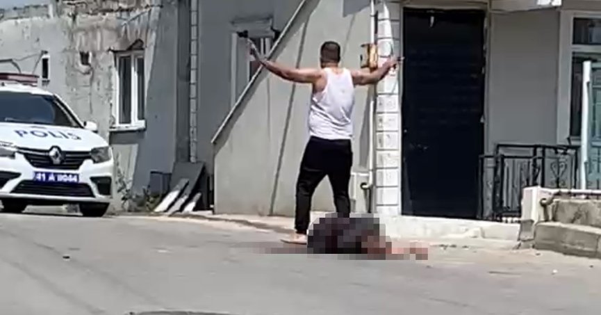 Eşini 8 yerinden bıçaklayarak öldürdü, mahalleli linç etti !