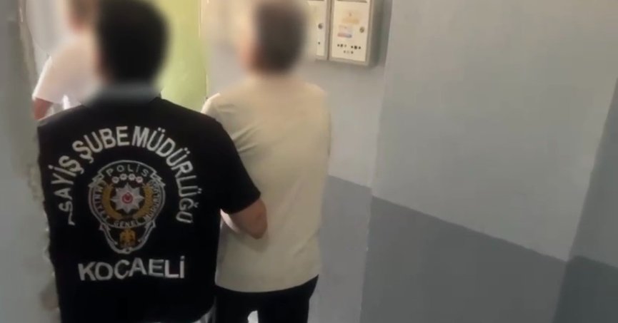 Kocaeli'de 8 yıllık aranan firari İzmir'de yakalandı