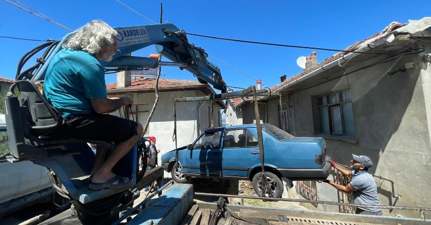 Yokuş aşağı sürerken iki evin arasına düştü