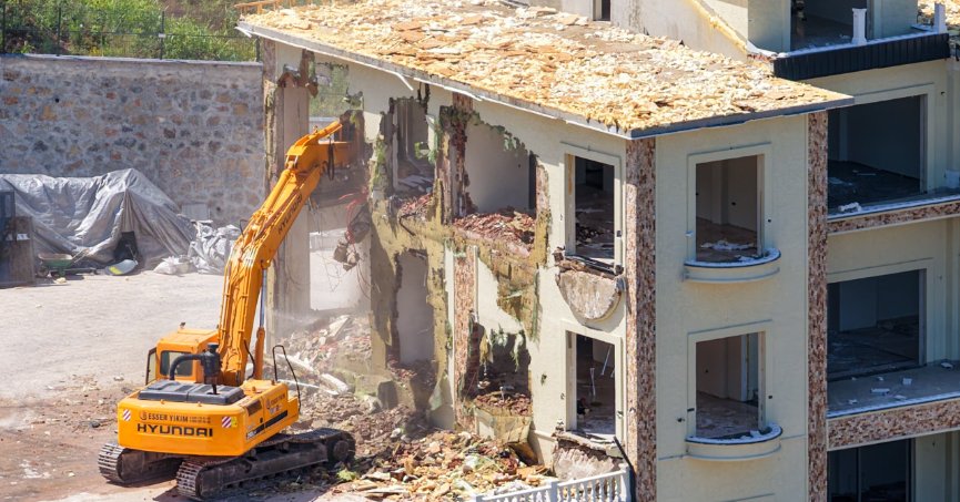 Ormanlık alana inşa edilen 3 katlı kaçak yapı yıkıldı