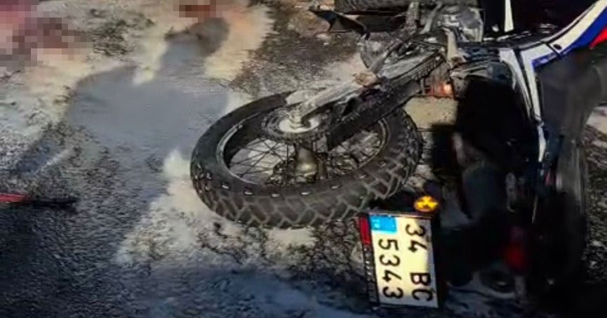 Motosikletle Panelvana Çarptı: Ciddiyetini Koruyor