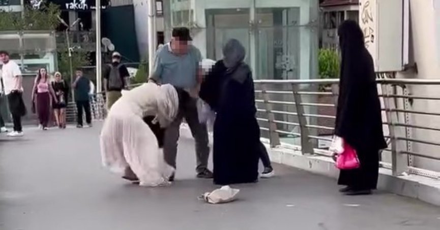 Üst Geçitte Hemcinsini Darp Etti: O Anlar Kameraya Yansıdı 