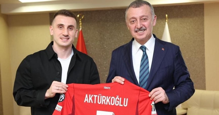 Kerem Aktürkoğlu’ndan Başkan Büyükakın’a anlamlı hediye