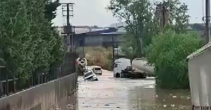 Sağanak Nedeniyle Araçlar Mahsur Kaldı 