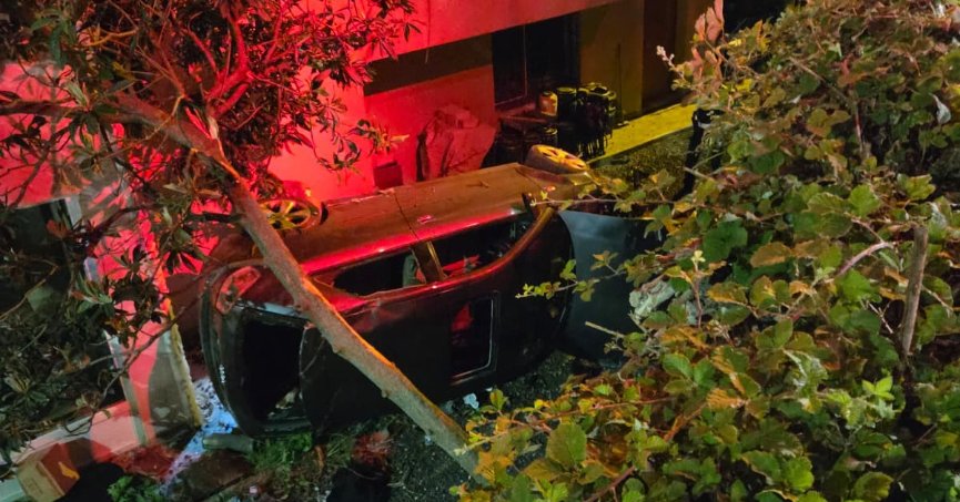 Otomobil 15 Metrelik Apartman Boşluğuna Düştü: 2 yaralı