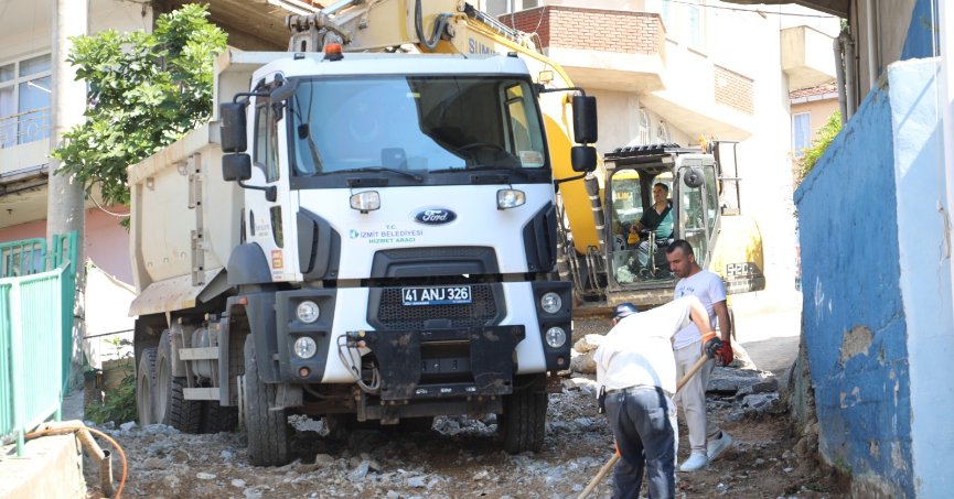 İzmit Belediyesi Kanlıbağ Sokak’ta Beton Yolu Yeniliyor