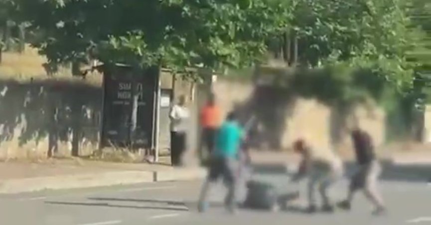 Cadde Ortasında Öldüresiye Dövdüler!