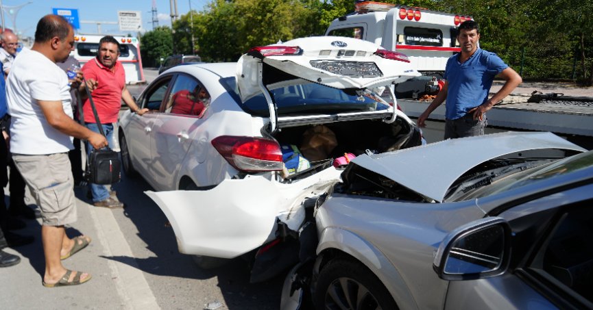 Yavaşlayan trafik zincirleme kazaya sebep oldu: 1'i çocuk 3 yaralı