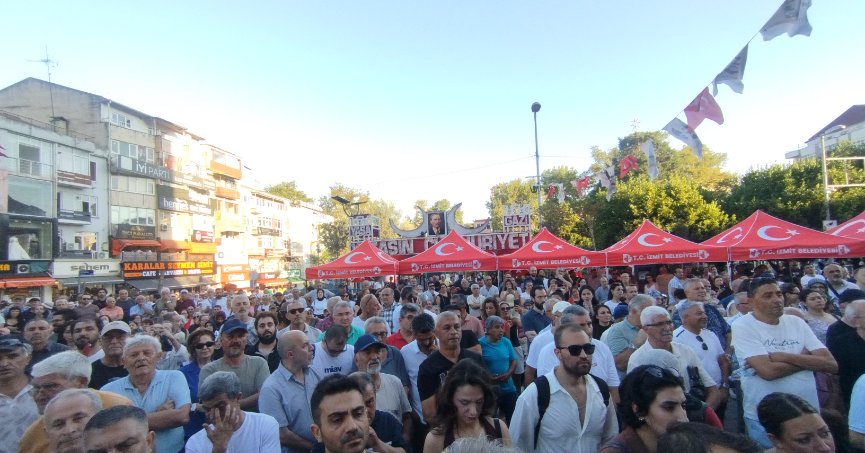 Yüzlerce Vatandaş İzmit Belediyesi Önünde Toplandı!